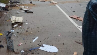 ट्रक के नीचे दबा डीजे पिकअप