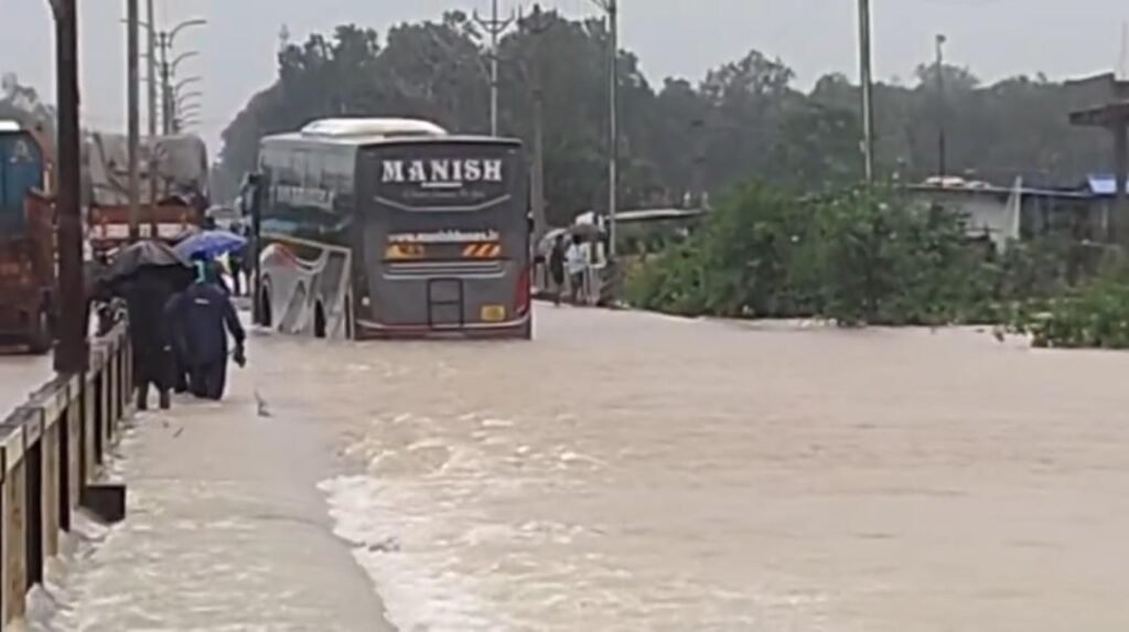 बस्तर में भारी बारिश के बाद बढ़ा इंद्रावती नदी का जलस्तर
