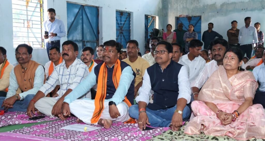 कुंगारपाल में केदार कश्यप ने ग्रामीणों के साथ सुनी मन की बात