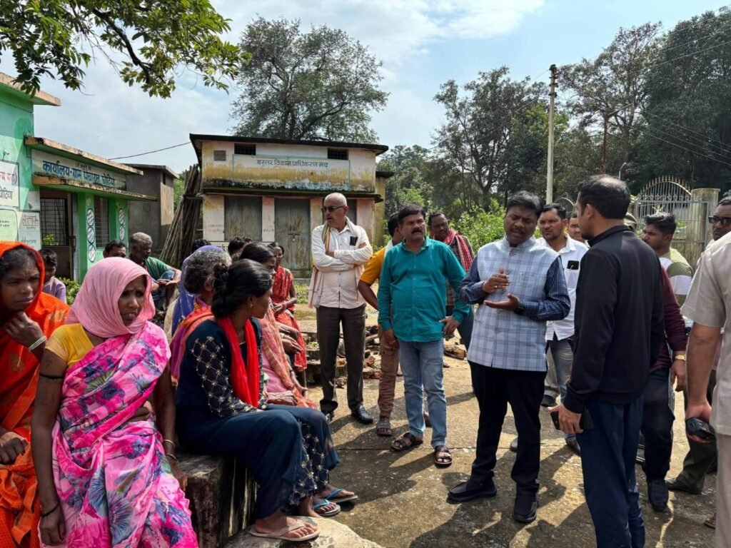 बस्तर के बाढ़ प्रभावित क्षेत्र में निरीक्षण करते वन मंत्री केदार कश्यप
