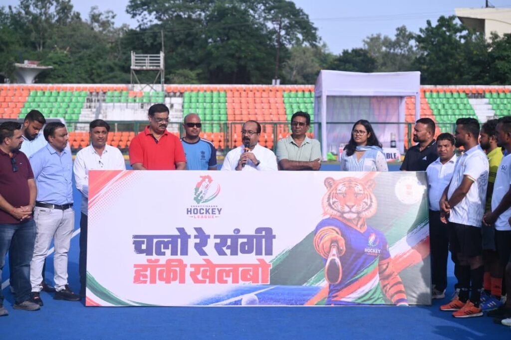 उपमुख्यमंत्री अरुण उत्सव छत्तीसगढ़ हॉकी लीग खिलाड़ियों से मिलते हुए