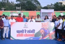 उपमुख्यमंत्री अरुण उत्सव छत्तीसगढ़ हॉकी लीग खिलाड़ियों से मिलते हुए