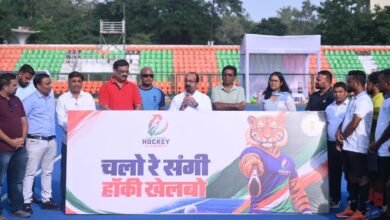 उपमुख्यमंत्री अरुण उत्सव छत्तीसगढ़ हॉकी लीग खिलाड़ियों से मिलते हुए