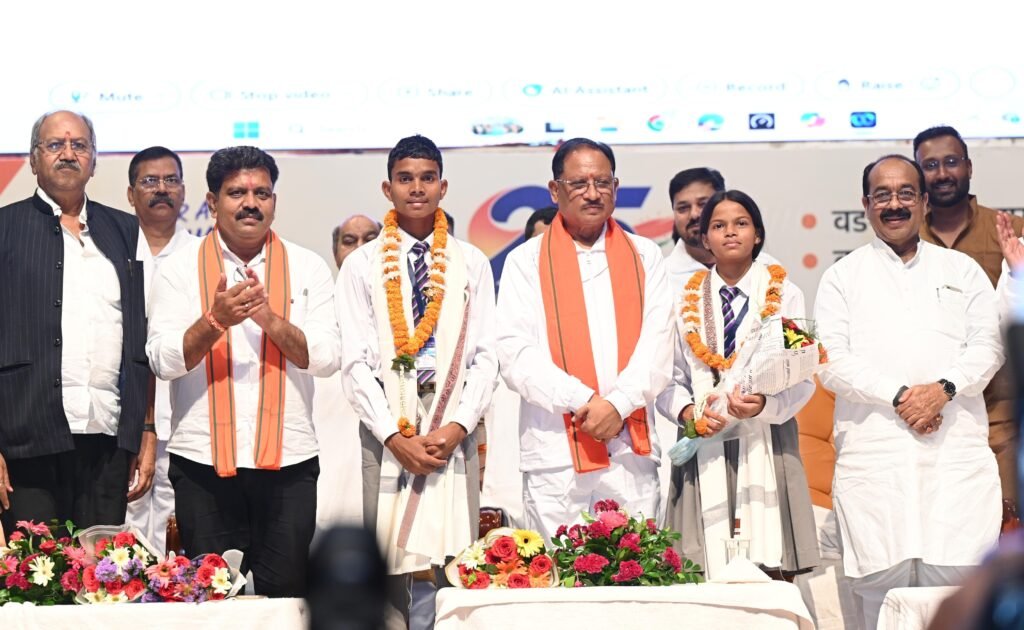 रायपुर के युवा संवाद कार्यक्रम में बस्तर के विद्यार्थी