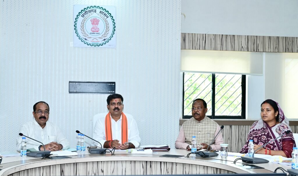 राजनीतिक प्रकरण वापसी समिति की बैठक में उप मुख्यमंत्री विजय शर्मा और अन्य सदस्य