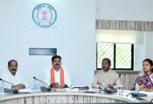 राजनीतिक प्रकरण वापसी समिति की बैठक में उप मुख्यमंत्री विजय शर्मा और अन्य सदस्य