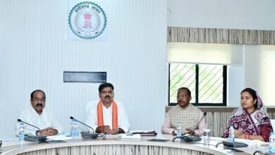 राजनीतिक प्रकरण वापसी समिति की बैठक में उप मुख्यमंत्री विजय शर्मा और अन्य सदस्य