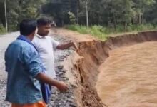 धनोरा राजपुर मार्ग पर नदी के बहाव से क्षतिग्रस्त सड़क