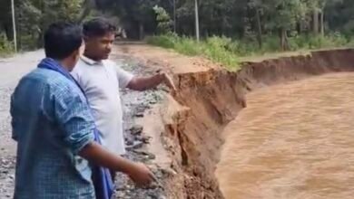 धनोरा राजपुर मार्ग पर नदी के बहाव से क्षतिग्रस्त सड़क