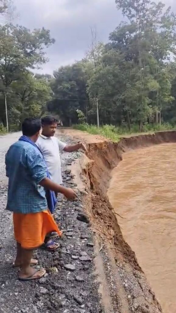 धनोरा राजपुर मार्ग पर नदी के बहाव से क्षतिग्रस्त सड़क