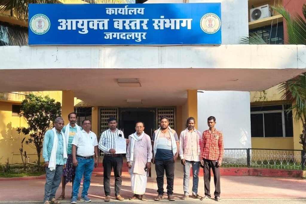 माड़िया चौक का नाम बदलने के विरोध में ज्ञापन सौंपते कोया समाज के प्रतिनिधि