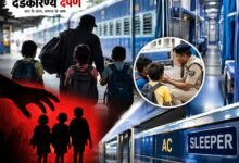 रेलवे स्टेशन पर बच्चों की तस्करी रोकने के लिए जांच करती सुरक्षा टीम