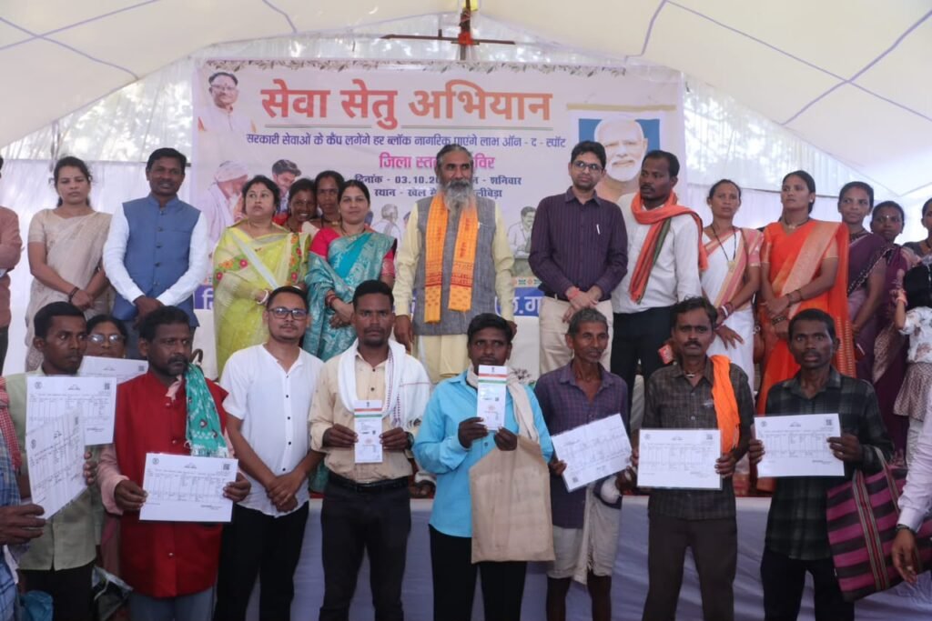 कोयलीबेड़ा मेगा स्वास्थ्य शिविर में ग्रामीणों की स्वास्थ्य जांच