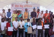 कोयलीबेड़ा मेगा स्वास्थ्य शिविर में ग्रामीणों की स्वास्थ्य जांच