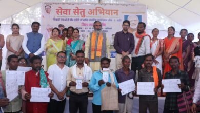 कोयलीबेड़ा मेगा स्वास्थ्य शिविर में ग्रामीणों की स्वास्थ्य जांच
