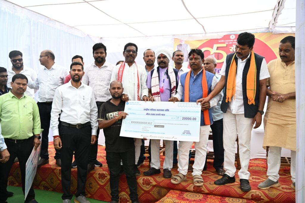 नारायणपुर नगर पालिका परिसर में सेवा सेतु शिविर के दौरान सांसद महेश कश्यप और जनप्रतिनिधि