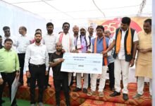 नारायणपुर नगर पालिका परिसर में सेवा सेतु शिविर के दौरान सांसद महेश कश्यप और जनप्रतिनिधि