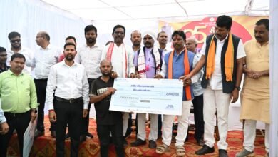 नारायणपुर नगर पालिका परिसर में सेवा सेतु शिविर के दौरान सांसद महेश कश्यप और जनप्रतिनिधि