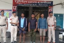 धनोरा पुलिस द्वारा हत्या के मामले में चार साल से फरार तीन आरोपियों की गिरफ्तारी