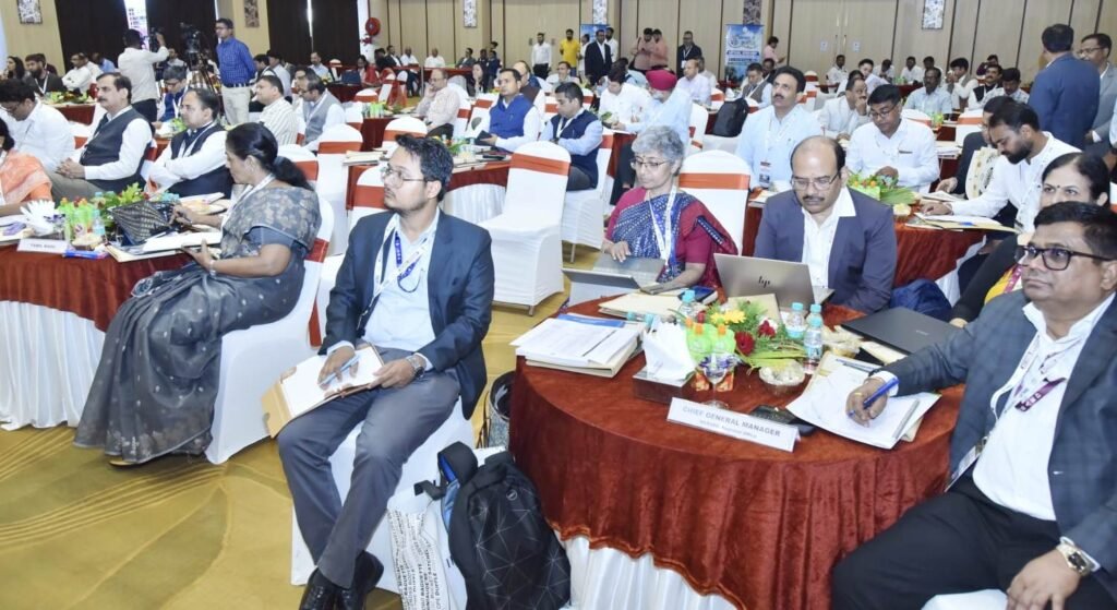 जगदलपुर में आयोजित राष्ट्रीय सहकार से समृद्धि वर्कशॉप में शामिल अधिकारी