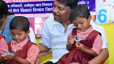 गोलावंड आंगनवाड़ी केंद्र में बच्चों और महिलाओं से संवाद करते केदार कश्यप