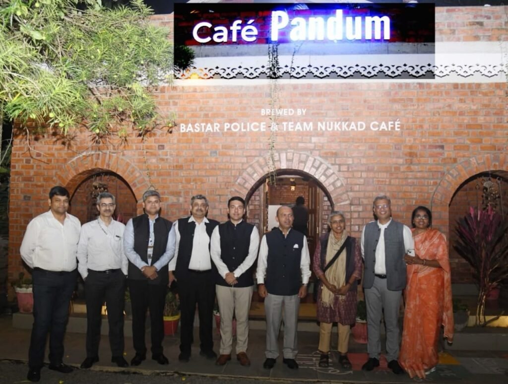 जगदलपुर के कैफे पण्डुम में पुनर्वास और स्वावलंबन की पहल का अवलोकन करते वरिष्ठ अधिकारी।