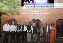 जगदलपुर के कैफे पण्डुम में पुनर्वास और स्वावलंबन की पहल का अवलोकन करते वरिष्ठ अधिकारी।