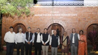 जगदलपुर के कैफे पण्डुम में पुनर्वास और स्वावलंबन की पहल का अवलोकन करते वरिष्ठ अधिकारी।