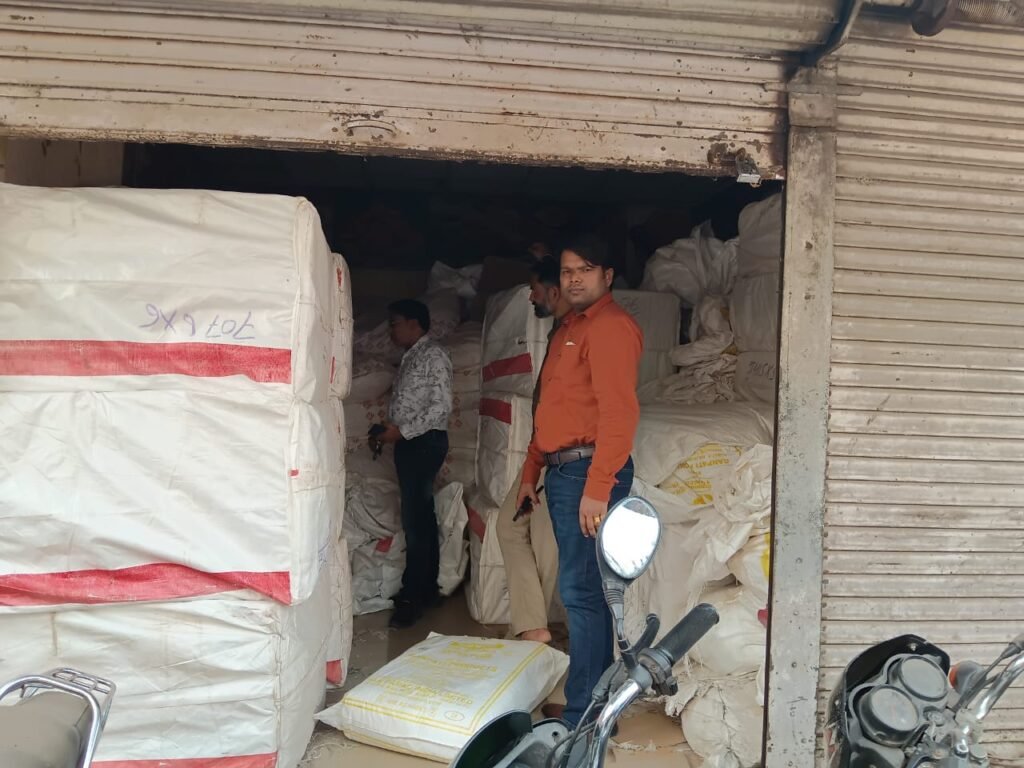 चांपा में सुजाता टी कंपनी से पान मसाला और अन्य सामान जब्त करने की