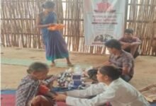सात बार नदी पार करके अबूझमाड़ के तुमीरादी पहुंचे स्वास्थ्य कर्मचारी