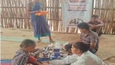 सात बार नदी पार करके अबूझमाड़ के तुमीरादी पहुंचे स्वास्थ्य कर्मचारी