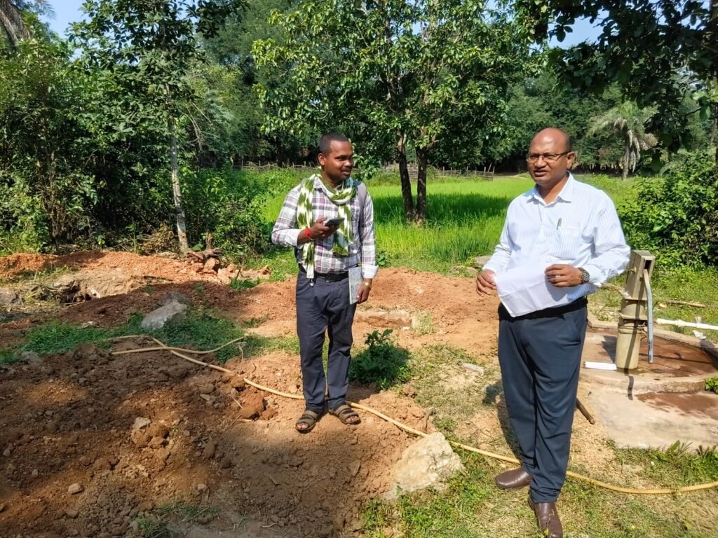 Alt text: नारायणपुर की ग्राम पंचायतों में निर्माण कार्यों का निरीक्षण करते जिला पंचायत सीईओ चित्रकांत चाली ठाकुर