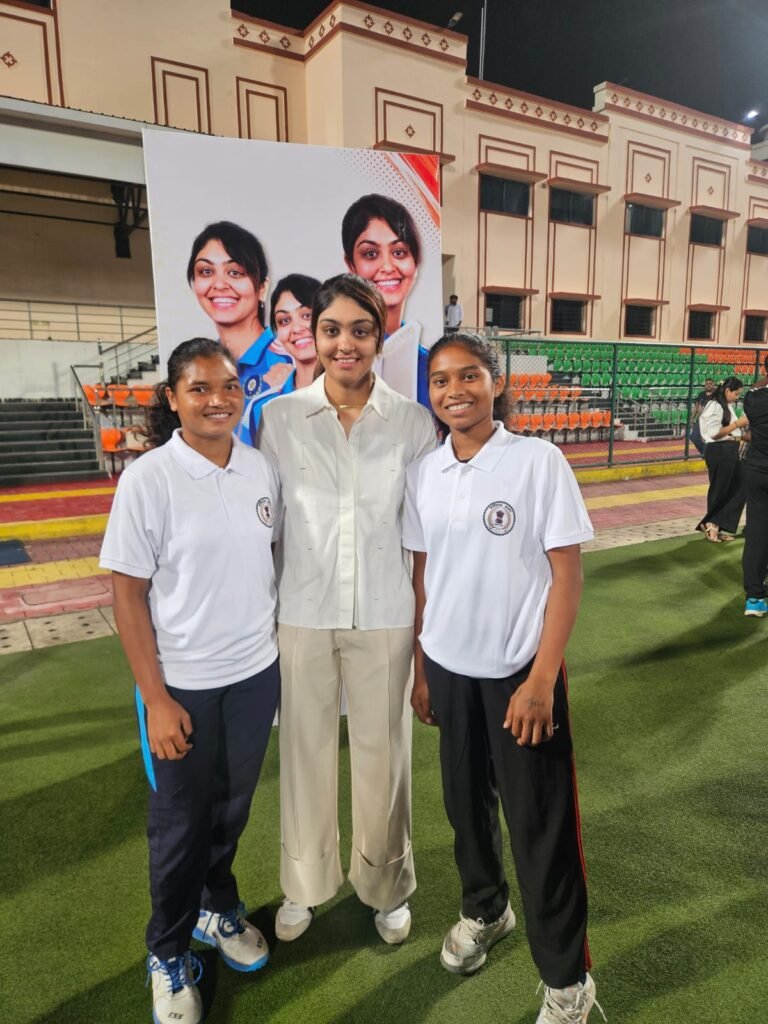 रायपुर आवासीय हॉकी अकादमी के खिलाड़ियों से मुलाकात करतीं अंतरराष्ट्रीय क्रिकेटर हरलीन देओल