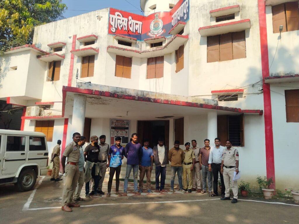 नारायणपुर पुलिस की जुआ कार्रवाई में जब्त नकदी और ताश की गड्डियां