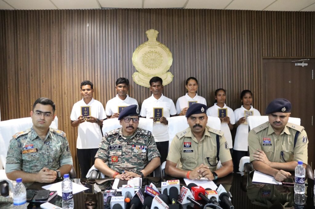 बीजापुर पुलिस के समक्ष छह माओवादी कैडरों का आत्मसमर्पण