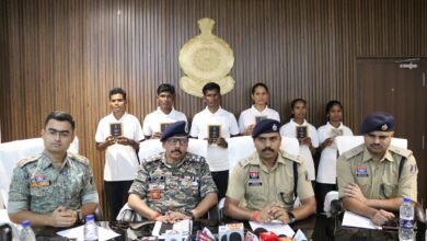 बीजापुर पुलिस के समक्ष छह माओवादी कैडरों का आत्मसमर्पण
