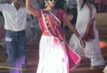 नारायणपुर फुटबॉल स्टेडियम में गरबा महोत्सव के दौरान सामूहिक नृत्य करते प्रतिभागी