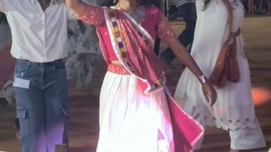 नारायणपुर फुटबॉल स्टेडियम में गरबा महोत्सव के दौरान सामूहिक नृत्य करते प्रतिभागी