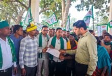नारायणपुर में बस्तर शांति और मूलवासियों की रिहाई की मांग को लेकर ज्ञापन सौंपते भारतीय किसान यूनियन के पदाधिकारी