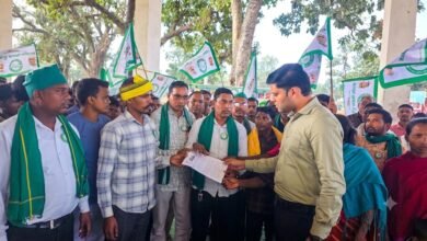 नारायणपुर में बस्तर शांति और मूलवासियों की रिहाई की मांग को लेकर ज्ञापन सौंपते भारतीय किसान यूनियन के पदाधिकारी