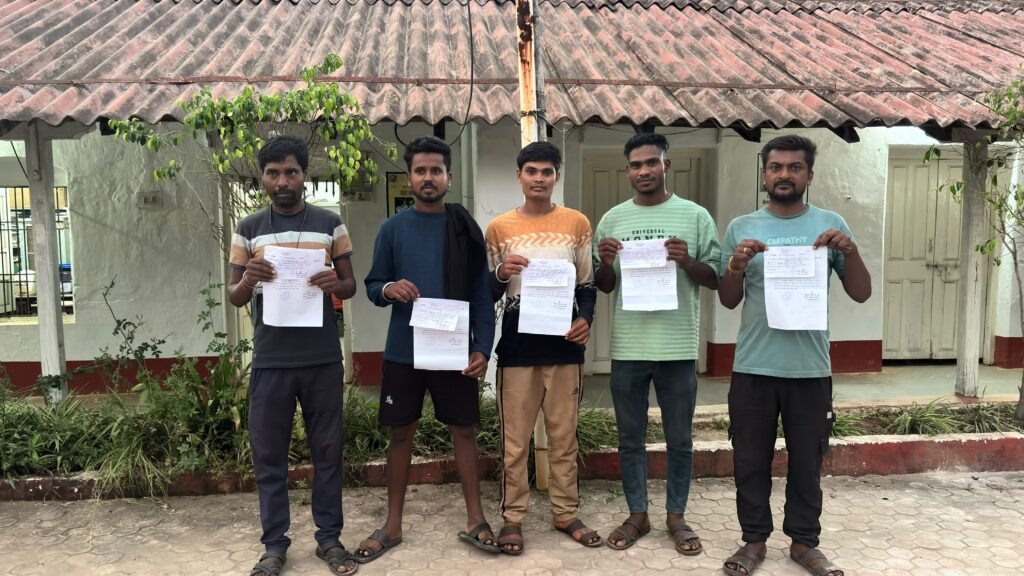 नारायणपुर में ट्रक और हाईवा चालकों की शराब सेवन जांच करती यातायात पुलिस