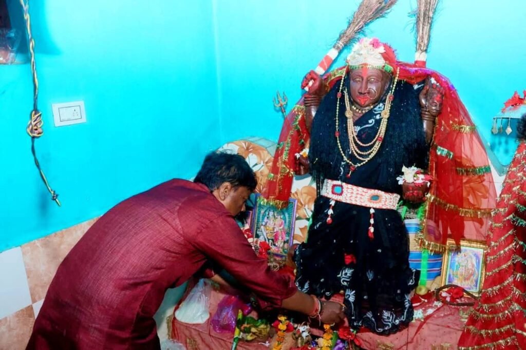 नवरात्रि पर माता मंदिर में दर्शन-पूजन करते मंत्री केदार कश्यप