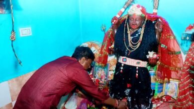 नवरात्रि पर माता मंदिर में दर्शन-पूजन करते मंत्री केदार कश्यप