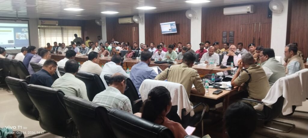 रावघाट परियोजना क्षेत्र की समस्याओं को लेकर ज्ञापन सौंपता प्रतिनिधिमंडल
