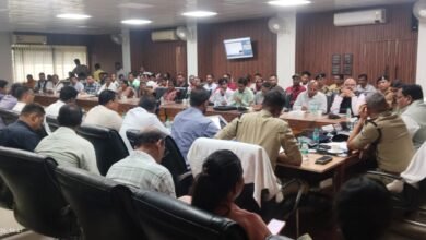 रावघाट परियोजना क्षेत्र की समस्याओं को लेकर ज्ञापन सौंपता प्रतिनिधिमंडल