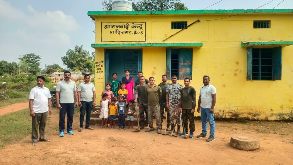 नारायणपुर के शांतिनगर आंगनबाड़ी केंद्र में स्वच्छता अभियान चलाते एसटीएफ के जवान