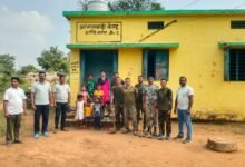 नारायणपुर के शांतिनगर आंगनबाड़ी केंद्र में स्वच्छता अभियान चलाते एसटीएफ के जवान