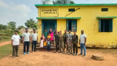 नारायणपुर के शांतिनगर आंगनबाड़ी केंद्र में स्वच्छता अभियान चलाते एसटीएफ के जवान