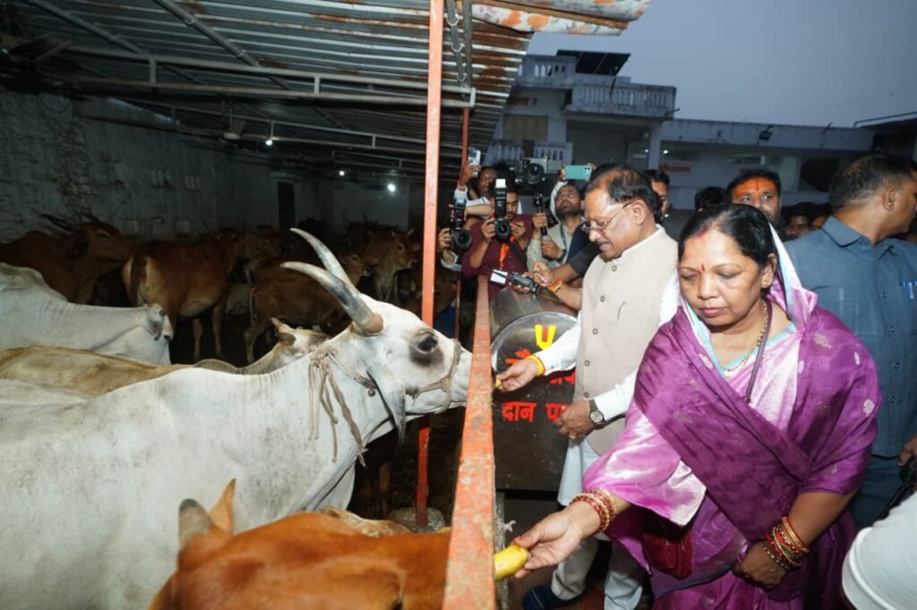मुख्यमंत्री विष्णु देव साय शिवरीनारायण में भगवान नर-नारायण के दर्शन करते हुए