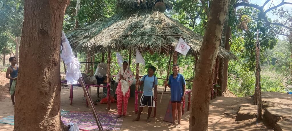 अबूझमाड़ के बेचा गांव में बेचा नदी के बीच स्थित सद्गुरुदेव सदाफल महाराज का मंदिर